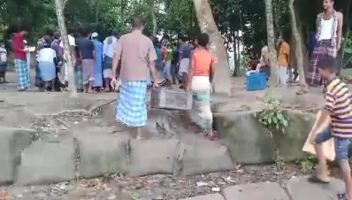 নিষিদ্ধ সময়ে নদী পাড়ে বসে ইলিশের বাজার 