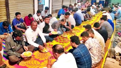 জয়ের পথে বাইডেন, খুশিতে গৌরনদীতে ভূরিভোজ