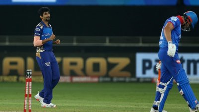 বুমরার বলে ছত্রখান স্টয়নিসের স্টাম্প                    - ছবি: আইপিএল 