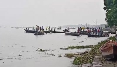 নিষিদ্ধ সময়ে নদীতে মাছ ধরছে জেলেরা 