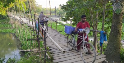 বাঁশের সাঁকো দিয়ে পার হচ্ছেন লোকজন