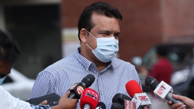 সংবাদমাধ্যমের সামনে আকরাম খান                         -বিসিবি