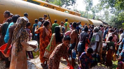 লাইনচ্যুত ট্রেন থেকে তেল হরিলুট