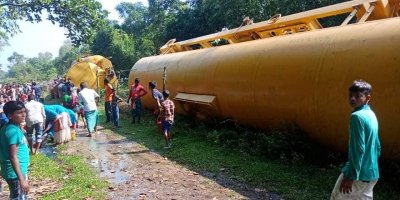 লাইনচ্যুত ট্রেন থেকে তেল হরিলুট