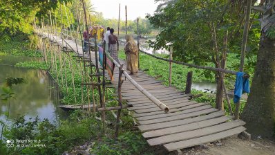 বাঁশের সাঁকো দিয়ে পার হচ্ছেন লোকজন
