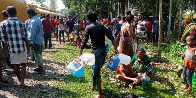 লাইনচ্যুত ট্রেন থেকে তেল হরিলুট