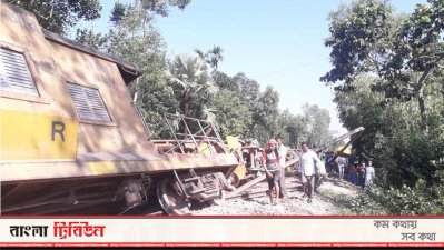 লাইনচ্যুত ট্রেনের বগি উদ্ধারের কাজ চলছে