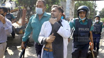 শাহবাগের অবরোধকারীদের সরিয়ে দিয়েছে পুলিশ