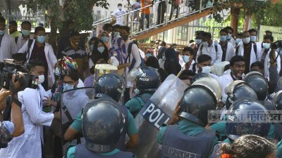 শাহবাগের অবরোধকারীদের সরিয়ে দিয়েছে পুলিশ