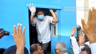 দুর্নীতি মামলায় সাবেক সিটি মেয়র আহসান হাবিব কামালকে জেলখানায় নিয়ে যাওয়া হচ্ছে।