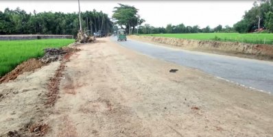 রামু-মরিচ্যা সড়ক সম্প্রসারণের কাজ চলছে