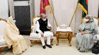 রাষ্ট্রপতি মো. আবদুল হামিদের সঙ্গে সৌজন্য সাক্ষাৎ করেছেন প্রধানমন্ত্রী শেখ হাসিনা। এসময় রাষ্ট্রপতির স্ত্রী রাশিদা খানম উপস্থিত ছিলেন (ছবি পিআইডি)।