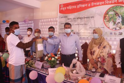 অনুষ্ঠানে গাছিদের মধ্যে উপকরণ বিতরণ করা হচ্ছে 