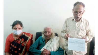 সংবাদ সম্মেলনে অসহায় বৃদ্ধা 