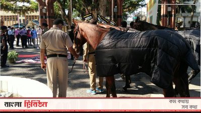 সেনাবাহিনীকে প্রশিক্ষণপ্রাপ্ত ঘোড়া ও কুকুর উপহার ভারতীয় সেনাবাহিনীর