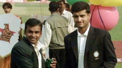 অভিষেক টেস্টের টসের মুহূর্তে দুর্জয় ও গাঙ্গুলী।