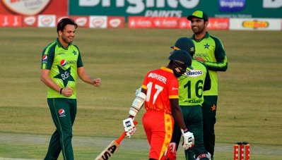 উসমান কাদিরের উইকেট উদযাপন। ১৩ রানে তার শিকার ৪ উইকেট।