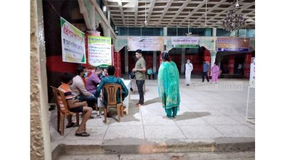নির্দেশনার প্রথম দিন ধর্মীয় প্রতিষ্ঠানে স্বাস্থ্যবিধি মানায় ঢিলেঢালা ভাব