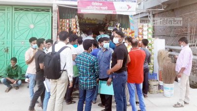 কুমিল্লায় একটি মোবাইল ব্যাংকিং সেবাদানকারী প্রতিষ্ঠানে পাসপোর্টকারীদের ফিঙ্গার প্রিন্টের ফি জমা দিতে ভিড়।