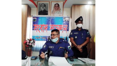 সংবাদ সম্মেলনে বক্তব্য রাখছেন নওগাঁ পুলিশ সুপার আব্দুল মান্নান মিয়া।