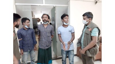 কক্সবাজারের পেকুয়ায় অস্ত্রসহ গ্রেফতার আসামিরা।
