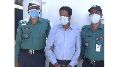 কলেজ ছাত্রী রিফাতের (ডানে) গর্ভপাত ঘটাতে গিয়ে তাকে ভুল চিকিৎসায় হত্যার অভিযোগে গ্রেফতার ক্লিনিক পরিচালক হারুনুর রশীদ।