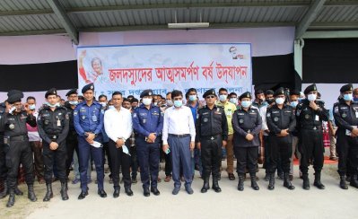 অনুষ্ঠানের অতিথিদের সঙ্গে পেছনে আত্মসমর্পনকারীরা