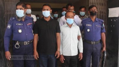 সাদা শার্ট পরিহিত ব্যক্তির নাম আছান আলী শেখ। মামলায় তার যাবজ্জীবন সাজা হয়েছে।