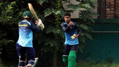 অনুশীলনে আকবর আলী। আবারও বড়দের সঙ্গে খেলার সুযোগ তার।
