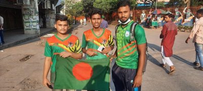 দলকে সমর্থন দিতে পতাকা হাতে জার্সি গায়ে চলে এসেছেন তারা