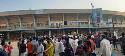 বঙ্গবন্ধু স্টেডিয়ামের সামনে দর্শকের ভিড়