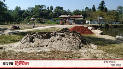 ভাষা শহীদ রফিকের বাড়ির সামনের জমির ওপর মাটি ভরাট কাজ চলছে