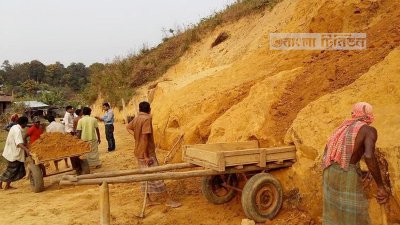 খাপগড়াছড়িতে পাহাড় কাটছে প্রভাবশালীরা। প্রশাসনের নজরদারির অভাবে এখানে বিলীন হচ্ছে অনেক পাহাড়।