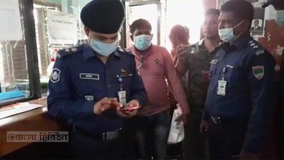 ব্যাংক ডাকাতির পর তদন্তে নেমেছে পুলিশ।