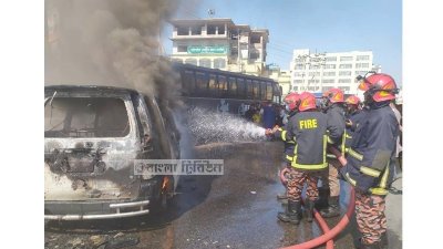 আশুলিয়ায় মহাসড়কে চলন্ত মাইক্রোবাসে আগুন