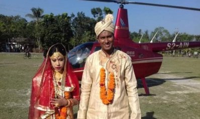 হেলিকপ্টারের সামনে বর-কনে 