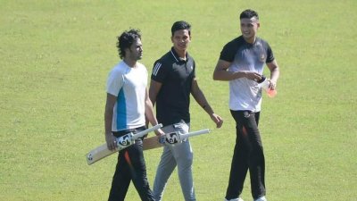 সাইফউদ্দিন-তাসকিনের সঙ্গে সাকিব। রবিবার, মিরপুরে            -বিসিবি 