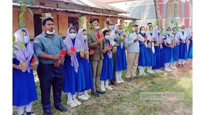 কুমিল্লার বিবারবাজার উচ্চ বিদ্যালয়ের শিক্ষার্থীরা হাতে গাছের চারা নিয়ে ধর্ষণবিরোধী শপথ করে।