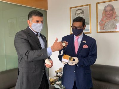 বঙ্গবন্ধুকে নিয়ে বিশেষ সংস্করণের হাতঘড়ি উন্মোচন করেছে ভারতীয় দূতাবাস