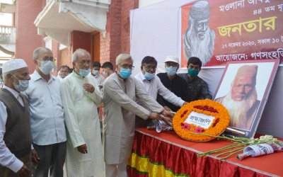 মাওলানা ভাসানীর প্রতিকৃতিতে ফুল দিয়ে শ্রদ্ধা জানানো হচ্ছে 