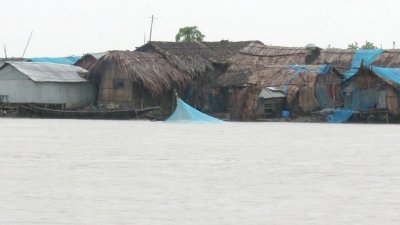 জোয়ারে ভাসে মোংলার ১০ গ্রামের মানুষ