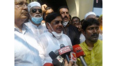 সাংবাদিকদের সঙ্গে কথা বলছেন বরকতুল্লাহ বুলু