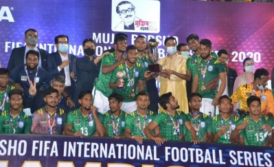 বাংলাদেশ দলের ট্রফি জয়ের আনন্দ