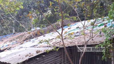 ঘরের টিরে চালগুলো ফুটো হয়ে গেছে। ফুটো ঢাকতে ব্যবহার করা হয়েছে পলিথিন।