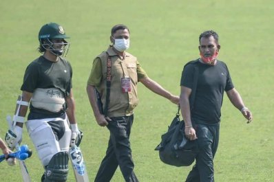 মিরপুরে এভাবেই সাকিবের নিরাপত্তায় নিয়োজিত ছিলেন একজন সশস্ত্র ব্যক্তি।