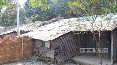 আশ্রয়ণ প্রকল্পের একটা ধসে পড়া বাড়ি।