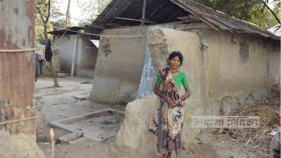 নৃ-গোষ্ঠীর মানুষদের জন্য বাঁশের চাটাই আর টিন দিয়ে ২১ বছর আগে বাড়ি বানিয়ে দেওয়া হলেও সেগুলো ভেঙে গেছে আগেই। এরপর তারা নিজেরাই বানিয়েছেন মাটির ঘর। সেগুলোও এখন ভেঙেচুরে একাকার।
