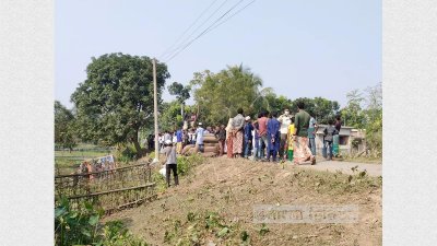 এত মৃত্যুর খবরে সকালেই এলাকায় ছুটে আসতে থাকে মানুষ।