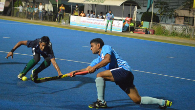 কেহ কারে নাহি ছাড়ে... বিমান বাহিনী-পুলিশ হকি ম্যাচে            -সৌজন্য ছবি