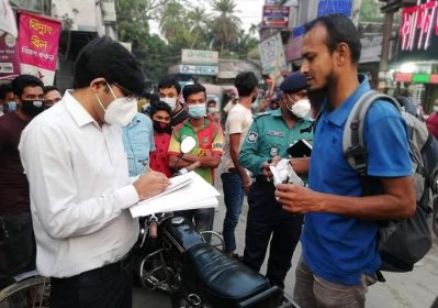 অভিযানে জরিমানা করা হচ্ছে 